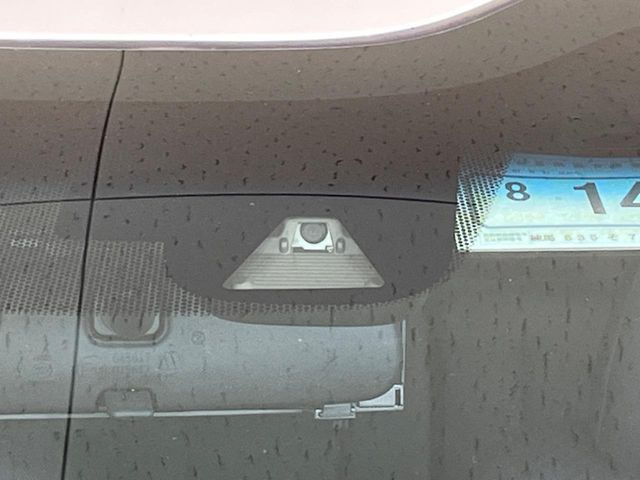 【ホンダセンシング】走行中に前方の車両等を認識し、衝突しそうな時は警報とブレーキで衝突回避と被害軽減をアシスト。より安全にドライブをお楽しみいただけます。