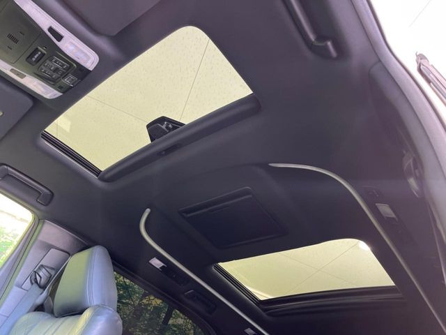 【サンルーフ】開放感たっぷりの希少装備、サンルーフが装着されています!車内に明かりを取り入れたり景色を楽しむ以外にも、車内の空気も簡単に換気できて快適です!