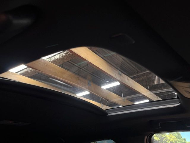 【サンルーフ】開放感たっぷりの希少装備、サンルーフが装着されています!車内に明かりを取り入れたり景色を楽しむ以外にも、車内の空気も簡単に換気できて快適です!