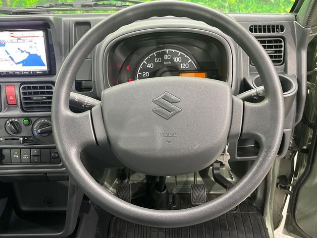 �C���e���A�ɍ��킹���f�U�C���̃X�e�A�����O�́A�^�]�������̂��Ƃ��l���A�^�]���₷���`��A�傫���ł��B�����x�A���ۂɐG���Ă��m���߂��������B