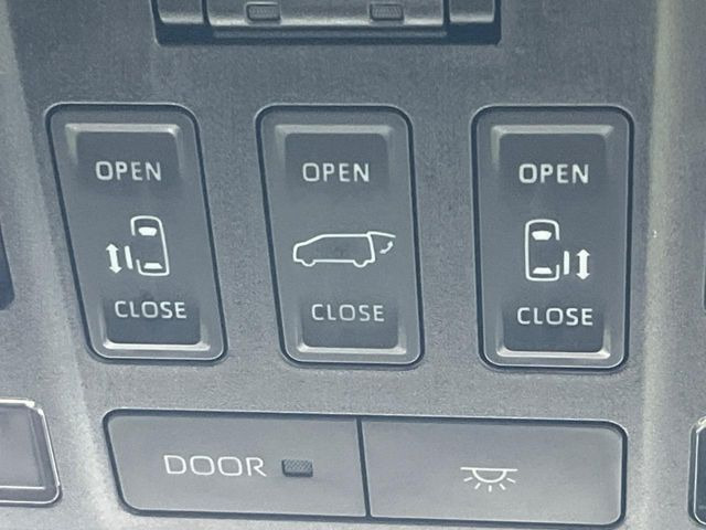 【両側パワースライドドア】スマートキーや運転席のスイッチで後席両側スライドドアの開閉が可能♪電動だから力を入れてドアを開ける必要が無く、小さなお子様でも簡単に開け閉めでき快適です♪