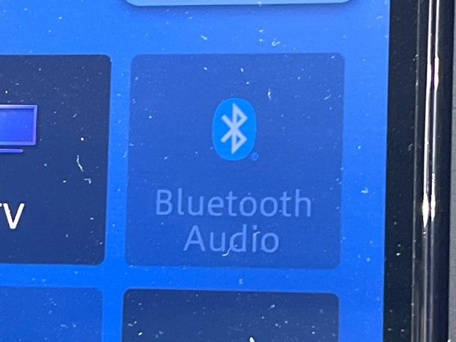 ��Bluetooth:���莝���̃X�}�[�g�t�H���ȂǂƐڑ����A�n���Y�t���[�ʘb��Տꊴ����~���[�W�b�N�Đ������y���݂��������܂��B�����ڑ��ł��̂Ŕς킵��������܂����