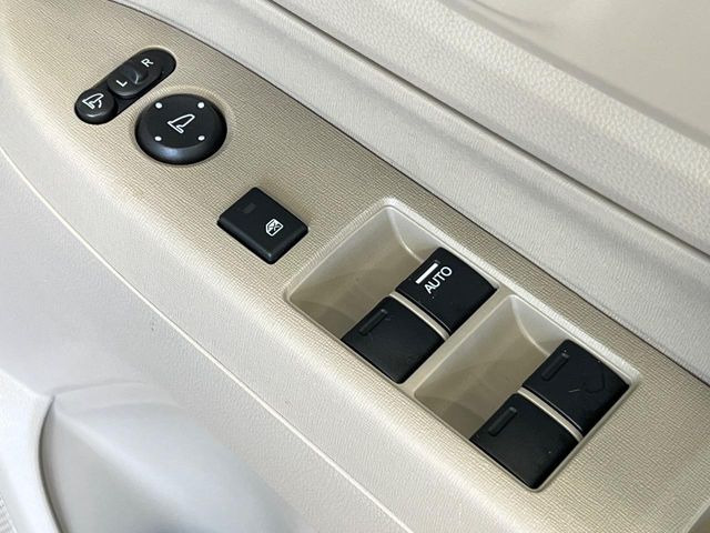 【電動格納ミラー】サイドミラーは電動格納式となっており、狭い駐車場でもキズがつくリスクを抑えられます。