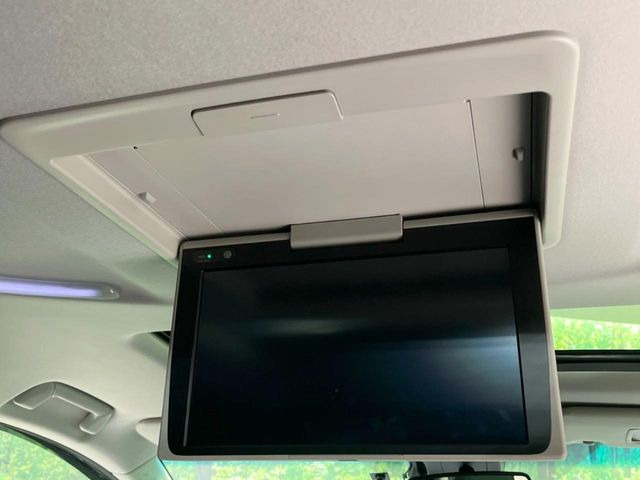 【12.8型フリップダウン】大画面モニターで後席でもエンタメをお楽しみいただけます。家族や友人とお出かけする機会が多い方に大人気です♪