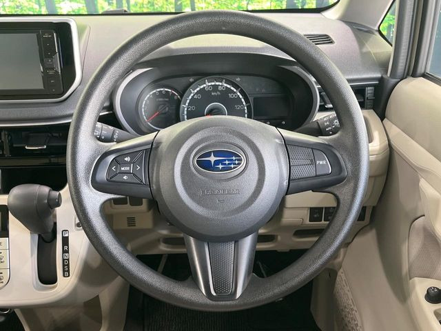 �C���e���A�ɍ��킹���f�U�C���̃X�e�A�����O�́A�^�]�������̂��Ƃ��l���A�^�]���₷���`��A�傫���ł��B�����x�A���ۂɐG���Ă��m���߂��������B