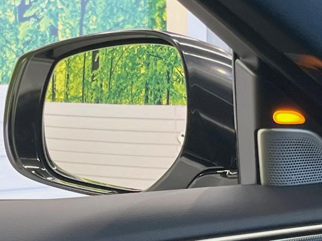 【後方車輛検知】走行中、ドアミラーの死角になりやすい箇所に後続車が接近するとサイドミラー付近に警告を表示、ドライバーに注意喚起をしてくれます。