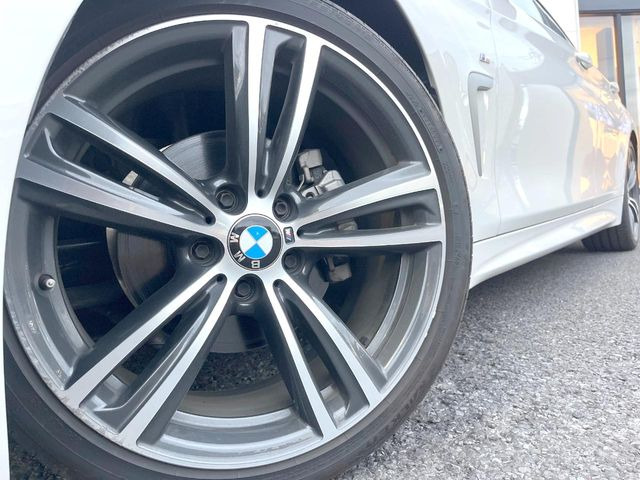 ●純正19インチアルミホイール:輸入車ならではの卓越した走りを支えるホイールと足回りです!日本車の走りに慣れている方にもぜひ体感して頂きたいほど、高いレベルでまとまっています!