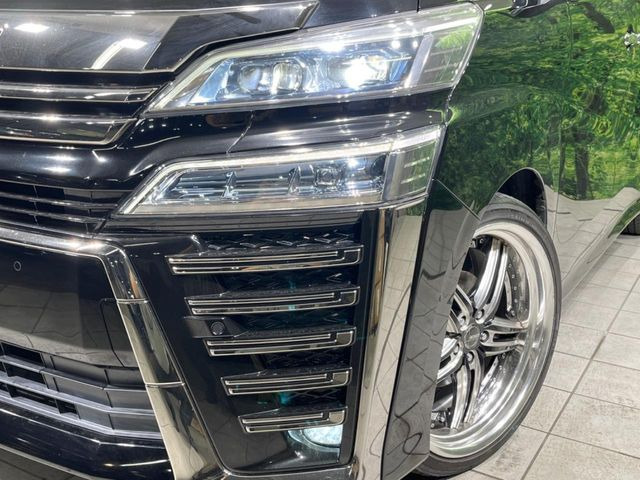 【三眼LEDヘッドライト】スタイリッシュな見た目の三眼LEDヘッドライトを装備♪スタイルだけでなく、夜間の走行も視界良好で安心してお乗りいただけます。