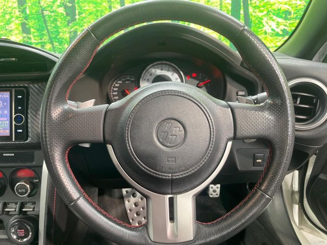 �C���e���A�ɍ��킹���f�U�C���̃X�e�A�����O�́A�^�]�������̂��Ƃ��l���A�^�]���₷���`��A�傫���ł��B�����x�A���ۂɐG���Ă��m���߂��������B