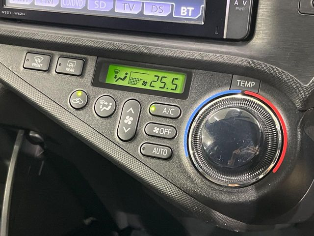【オートエアコン】一度お好みの温度に設定すれば、車内の温度を検知し風量や温度を自動で調整。暑い&hellip;寒い&hellip;と何度もスイッチ操作をする必要はありません。快適な車内空間には必須の機能ですね♪