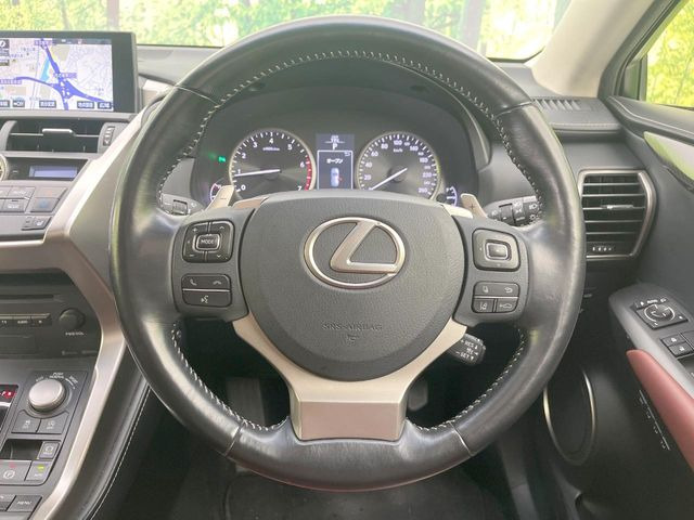 �C���e���A�ɍ��킹���f�U�C���̃X�e�A�����O�́A�^�]�������̂��Ƃ��l���A�^�]���₷���`��A�傫���ł��B�����x�A���ۂɐG���Ă��m���߂��������B