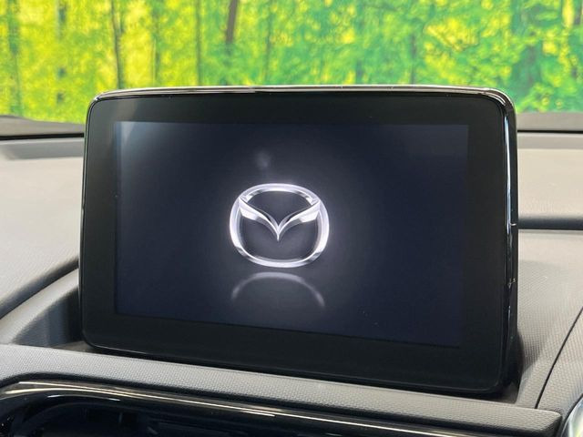 【マツダコネクト】車内の雰囲気にマッチした一体型タイプのディスプレイ。各種車輌設定やBluetooth再生等、様々な機能が楽しめます。専用SDカードのご購入で、ナビ機能も使用出来ます。