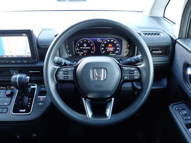 ステアリングスイッチ各種は運転中に手や視線を外すことなく操作可能です。