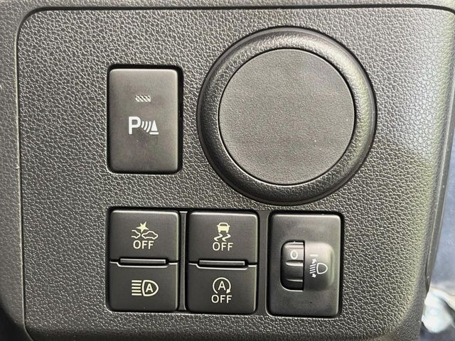 【アイドリングストップ】赤信号や渋滞で停車した際にエンジンを停止し、無駄な燃料の消費を抑えます。燃費向上や環境保護につなげる機能♪エンジンはブレーキを離せば再始動します。