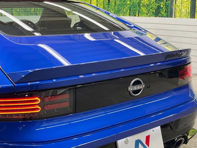 【リヤスポイラー】スポーツカーらしさがグッと引き立つリヤスポイラーを装着♪高速走行時のスタビリティ(走行安定性)向上に役立ちます。