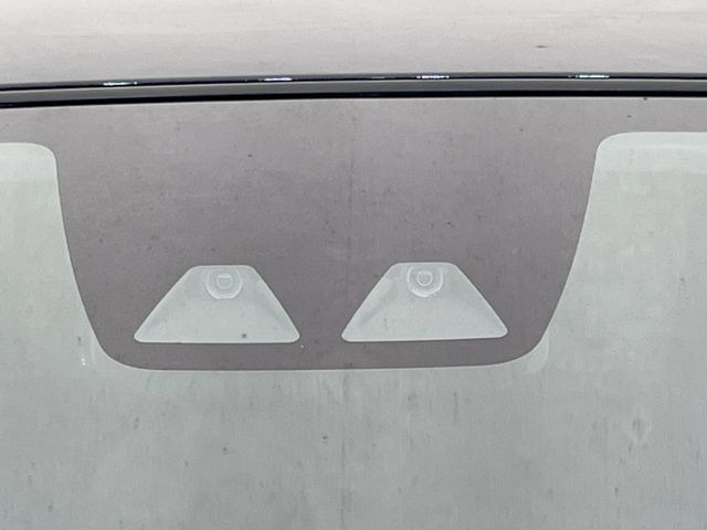【スマートアシスト】走行中に前方の車両等を認識し、衝突しそうな時は警報とブレーキで衝突回避と被害軽減をアシスト。より安全にドライブをお楽しみいただけます。