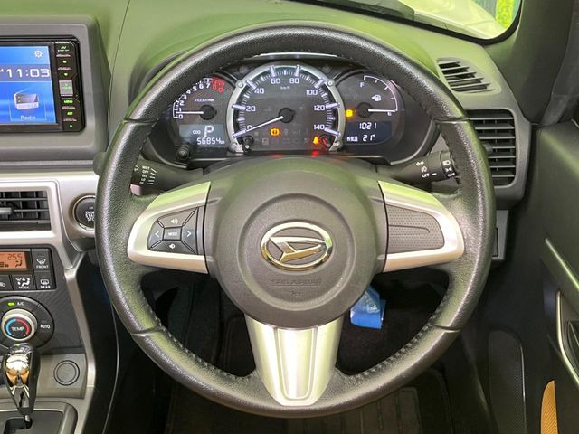インテリアに合わせたデザインのステアリングは、運転される方のことも考え、運転しやすい形状、大きさです。是非一度、実際に触ってお確かめください。