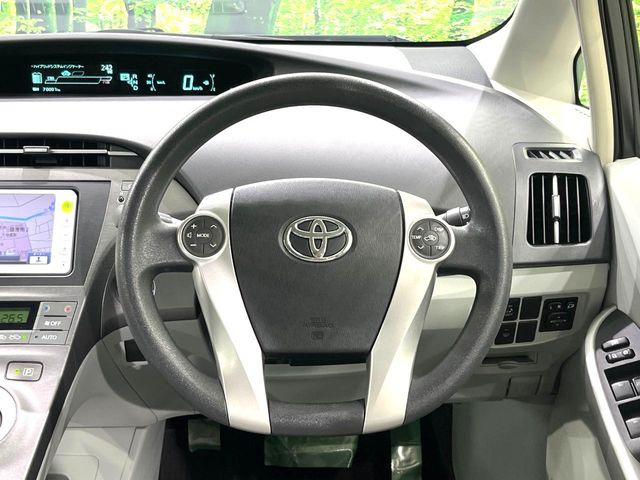 インテリアに合わせたデザインのステアリングは、運転される方のことも考え、運転しやすい形状、大きさです。是非一度、実際に触ってお確かめください。