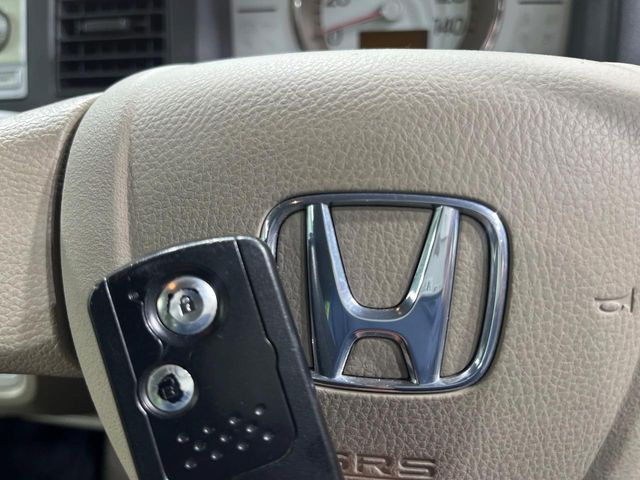 �yHonda�X�}�[�g�L�[�z�J�o����|�P�b�g�ɓ��ꂽ�܂܂ł��h�A�̎{���E�������\�ȃX�}�[�g�L�[�𑕔��B�G���W���̃I���E�I�t�����J�M�����o���K�v����������Ƃ��Ă��֗��ł���