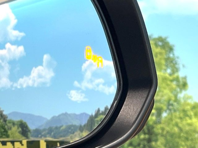 【ブラインドスポットモニター】走行中、ドアミラーの死角になりやすい箇所に後続車が接近するとサイドミラーのレンズに警告を表示!ドライバーに注意喚起をしてくれます。