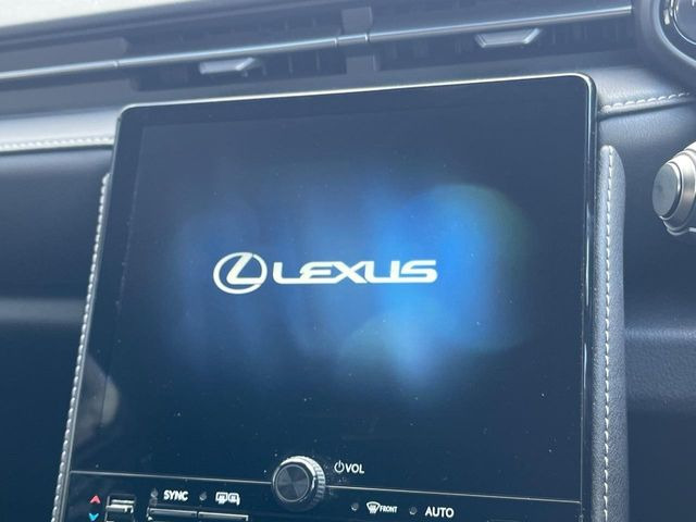�y9.8�C���` �f�B�X�v���C�I�[�f�B�I�z���ʂ̃f�B�X�v���C��AppleCarPlay��AndroidAuto�����p�\�B�傫�ȉ�ʂŃX�}�z�i�r�A�v���������p���������܂���