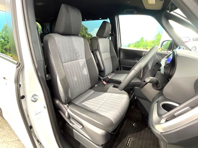 運転席まわりには十分なスペースがあり、大柄な方でもゆったり運転していただける環境です。