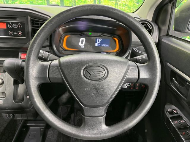 インテリアに合わせたデザインのステアリングは、運転される方のことも考え、運転しやすい形状、大きさです。是非一度、実際に触ってお確かめください。