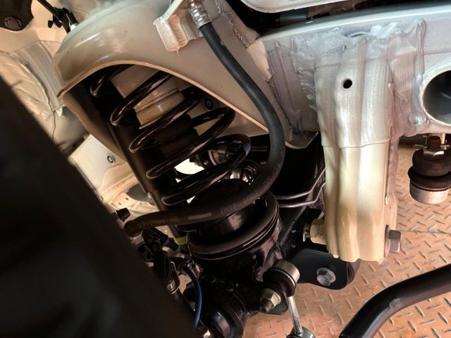 お車を安心してお乗りいただく為には、足回りの定期点検が欠かせません。サービスサポート(有償保証)では無料点検もご提供しており、安心のカーライフをお過ごしいただけるサポート体制が整っています。