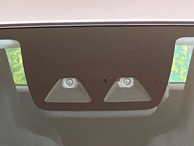 【スマートアシスト】走行中に前方の車両等を認識し、衝突しそうな時は警報とブレーキで衝突回避と被害軽減をアシスト。より安全にドライブをお楽しみいただけます。