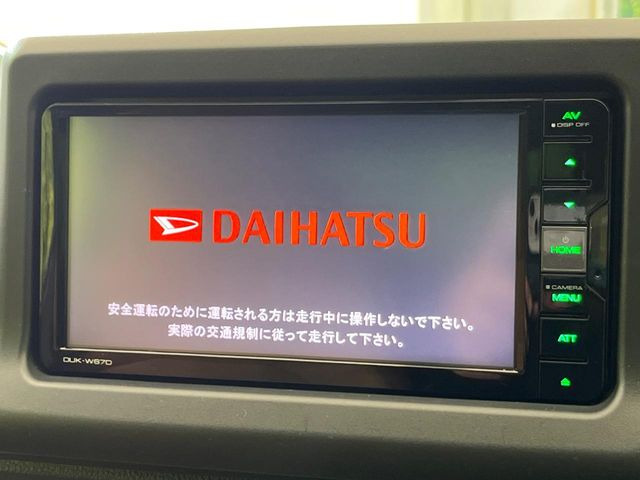【純正ナビ】人気の純正ナビを装備しております。ナビの使いやすさはもちろん、オーディオ機能も充実!キャンプや旅行はもちろん、通勤や買い物など普段のドライブも楽しくなるはず♪