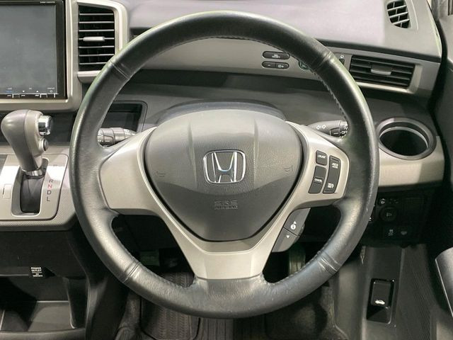 �C���e���A�ɍ��킹���f�U�C���̃X�e�A�����O�́A�^�]�������̂��Ƃ��l���A�^�]���₷���`��A�傫���ł��B�����x�A���ۂɐG���Ă��m���߂��������B