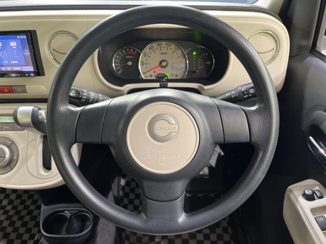�C���e���A�ɍ��킹���f�U�C���̃X�e�A�����O�́A�^�]�������̂��Ƃ��l���A�^�]���₷���`��A�傫���ł��B�����x�A���ۂɐG���Ă��m���߂��������B