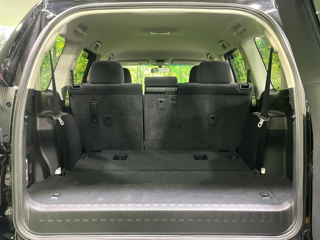 後席を格納すると、これだけの広さが!シーンに合わせたシートアレンジで、大きな荷物も積むことが出来ます♪