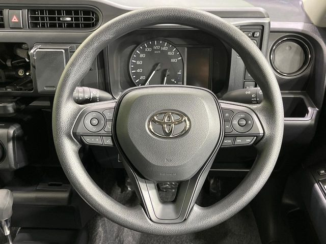 �C���e���A�ɍ��킹���f�U�C���̃X�e�A�����O�́A�^�]�������̂��Ƃ��l���A�^�]���₷���`��A�傫���ł��B�����x�A���ۂɐG���Ă��m���߂��������B