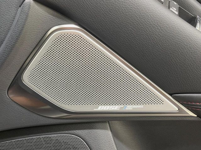 【BOSEサウンドシステム】メーカーオプションの高品位サウンドシステムを搭載。専用のチューニングが施された大小様々なスピーカーから良質なサウンドが奏でられ、臨場感あふれる音響空間を演出します。