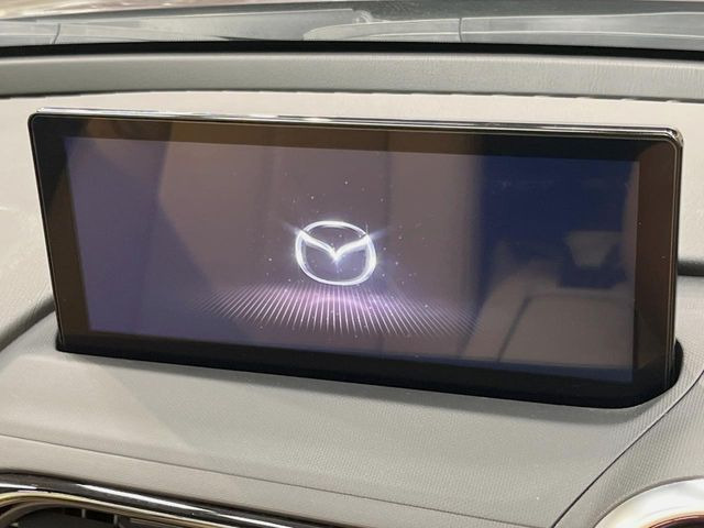 【8.8インチマツダコネクト】車内の雰囲気にマッチした大型のディスプレイ。スマホ接続でのナビ使用やBluetooth再生等、様々な機能が楽しめます。直感的なダイヤル操作が可能で、使い勝手も良好です。