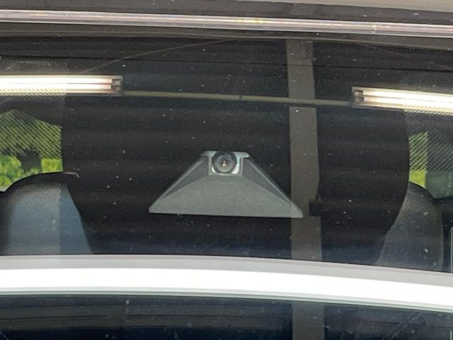 【トヨタセーフティセンス】走行中に前方の車両等を認識し、衝突しそうな時は警報とブレーキで衝突回避と被害軽減をアシスト。より安全にドライブをお楽しみいただけます。