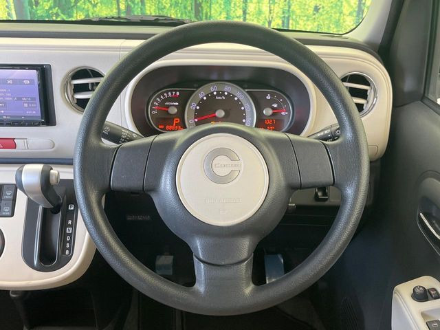 �C���e���A�ɍ��킹���f�U�C���̃X�e�A�����O�́A�^�]�������̂��Ƃ��l���A�^�]���₷���`��A�傫���ł��B�����x�A���ۂɐG���Ă��m���߂��������B