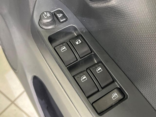 【電動格納ミラー】サイドミラーは電動格納式となっており、狭い駐車場でもキズがつくリスクを抑えられます。