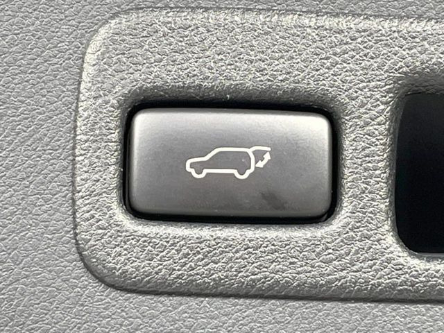 【パワーバックドア】スマートキーや運転席のボタンを押すだけでリアゲートが自動で開閉します!荷物を持っている時や、高い位置にあるバックドアを閉める際に便利な機能です♪