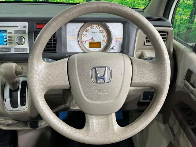 �C���e���A�ɍ��킹���f�U�C���̃X�e�A�����O�́A�^�]�������̂��Ƃ��l���A�^�]���₷���`��A�傫���ł��B�����x�A���ۂɐG���Ă��m���߂��������B