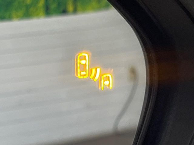 【ブラインドスポットモニター】走行中、ドアミラーの死角になりやすい箇所に後続車が接近するとサイドミラーのレンズに警告を表示!ドライバーに注意喚起をしてくれます。