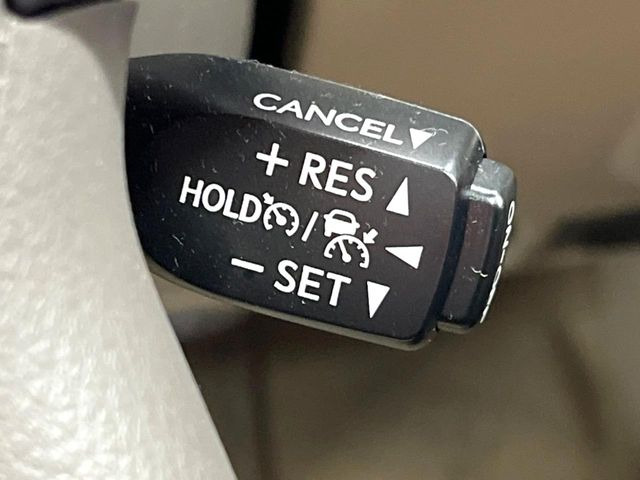 【レーダークルーズコントロール】高速道路での長距離走行が楽に!!自動で速度を保つクルーズコントロールが、衝突軽減システムと連携し、前方の車両を感知して車間を保つように速度調節してくれます!!