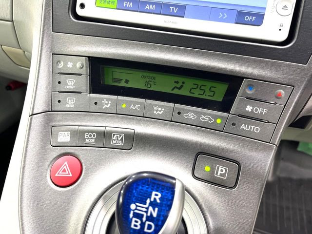 【オートエアコン】一度お好みの温度に設定すれば、車内の温度を検知し風量や温度を自動で調整。暑い&hellip;寒い&hellip;と何度もスイッチ操作をする必要はありません。快適な車内空間には必須の機能ですね♪