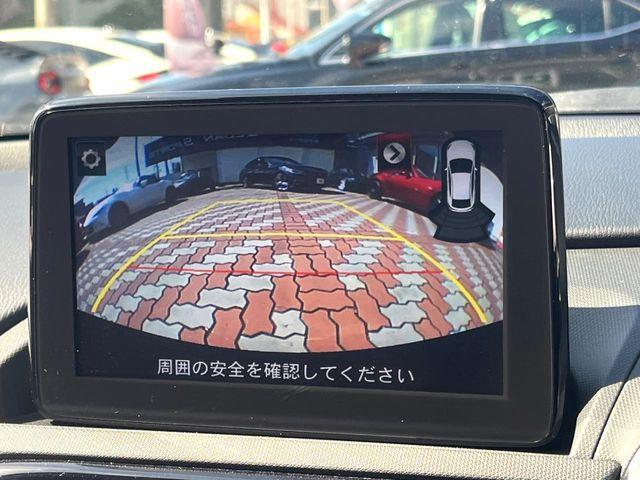 【バックカメラ】駐車時に後方がリアルタイム映像で確認できます。大型商業施設や立体駐車場での駐車時や、夜間のバック時に大活躍!運転スキルに関わらず、今や必須となった装備のひとつです!