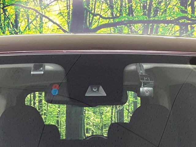 【インテリジェントエマージェンシーブレーキ】フロントカメラで前方の車両や歩行者を検知。衝突しそうな時は衝突被害軽減ブレーキが作動、衝突回避をサポート。より安全にドライブをお楽しみいただけます。