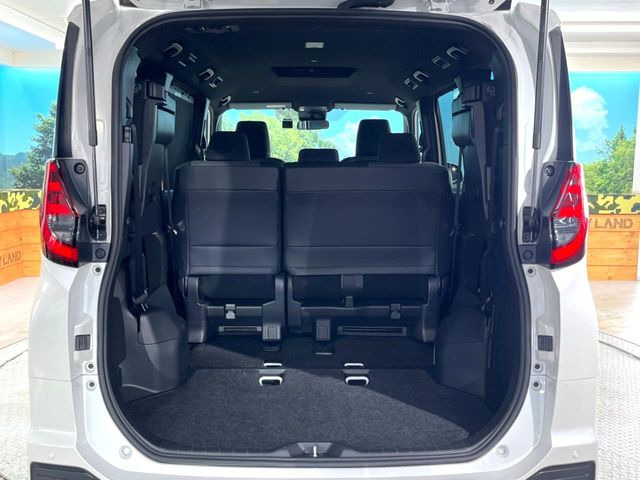 普段のお買い物や通勤、送迎等に十分な荷室スペースを確保しております。セカンドシートを倒すと、大きな荷物の積載も可能です♪