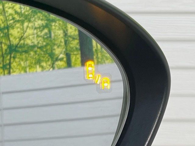 【ブラインドスポットモニタリング】走行中、ドアミラーの死角になりやすい箇所に後続車が接近するとサイドミラー付近に警告を表示、ドライバーに注意喚起をしてくれます。