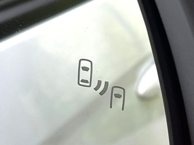 【ブラインドスポットモニター】走行中、ドアミラーの死角になりやすい箇所に後続車が接近するとサイドミラーのレンズに警告を表示!ドライバーに注意喚起をしてくれます。