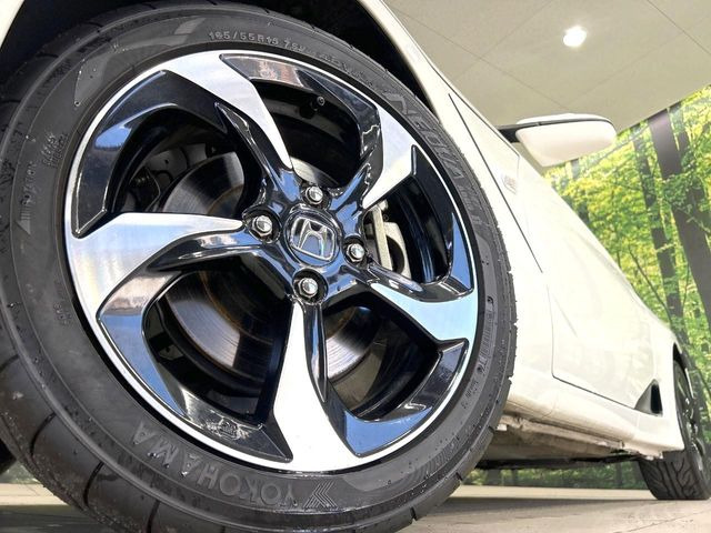�y����15�C���`�A���~�z�C�[���z�O�ςɃ}�b�`���������A���~�z�C�[���𑕒����Ă���܂��B�e��ЊO�A���~�z�C�[����A�X�^�b�h���X�^�C�����戵�����Ă���܂��B���񂲑��k����������